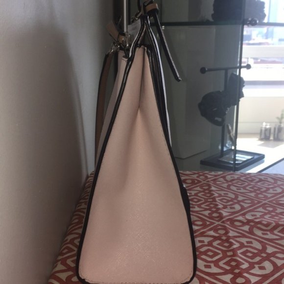 GUESS purse SALE!!!!Like new - Picture 5 of 8